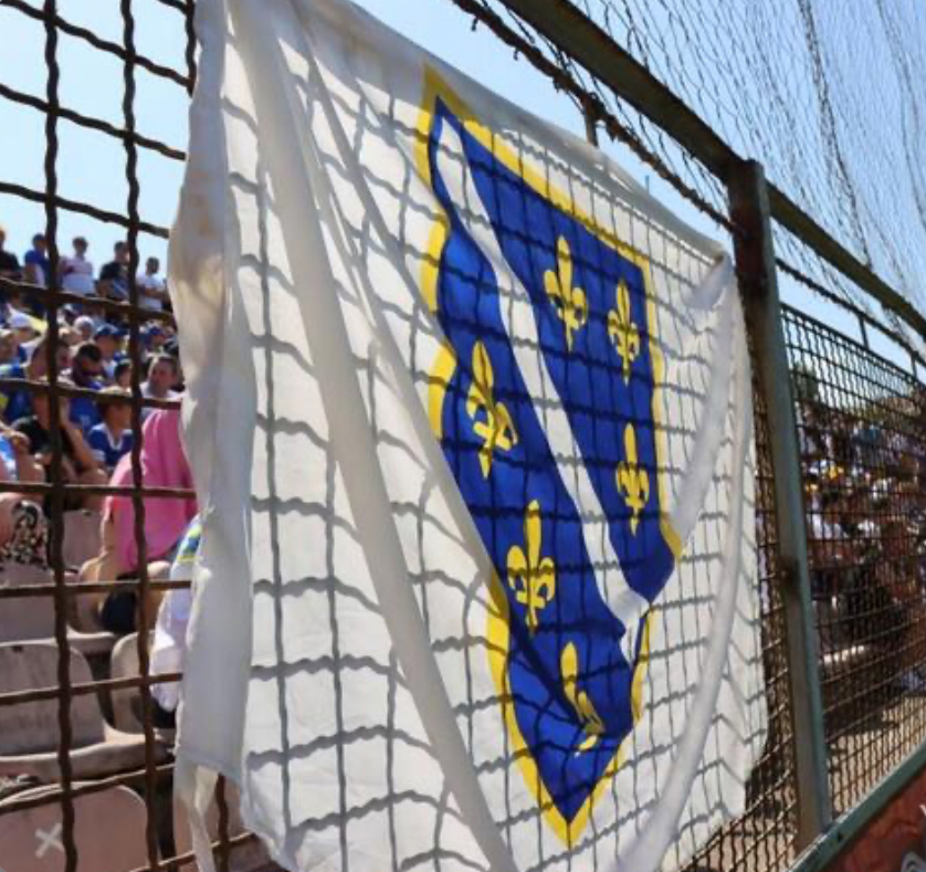 Hoće li neko tužiti policajce iz RS koji nelegalno kažnjavaju zbog zastava s liljanima!?