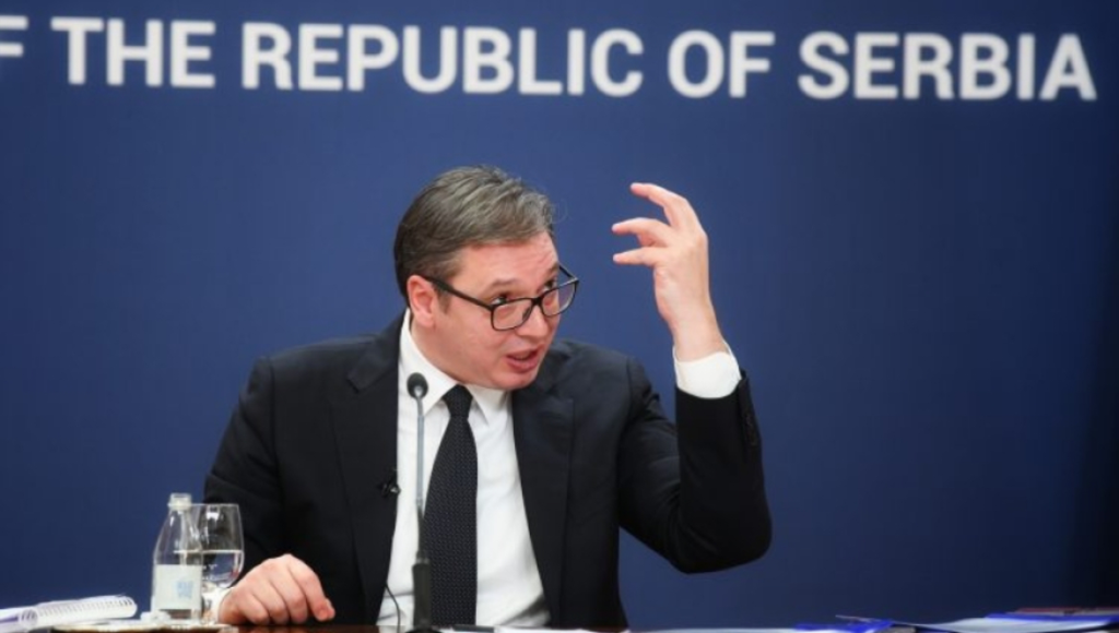“OVO JE ZNAK PANIKE ČOVJEKA KOJI SE PLAŠI”: Vještačka inteligencija brutalno analizirala spin Aleksandra Vučića da su “studenti isporučili Miloševića u Hag”