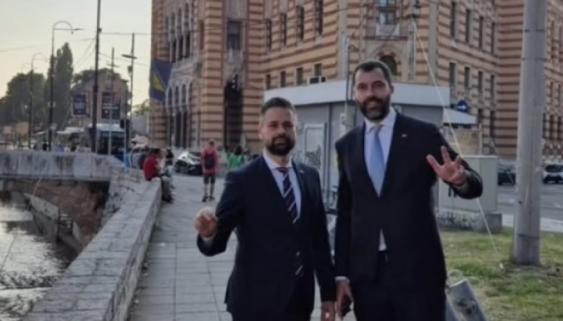 DODIK MLAĐI PROVOCIRA U SARAJEVU: S tri prsta ispred sarajevske Vijećnice