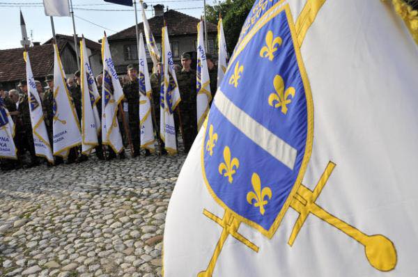 Proces usvajanja oznaka i simbola Armije Republike Bosne i Hercegovine – od pozdrava do činova sa zlatnim ljiljanima
